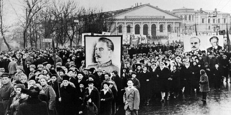 תמונתו של סטלין בתהלוכה בכיכר האדומה. צילום: AFP צילום: AFP