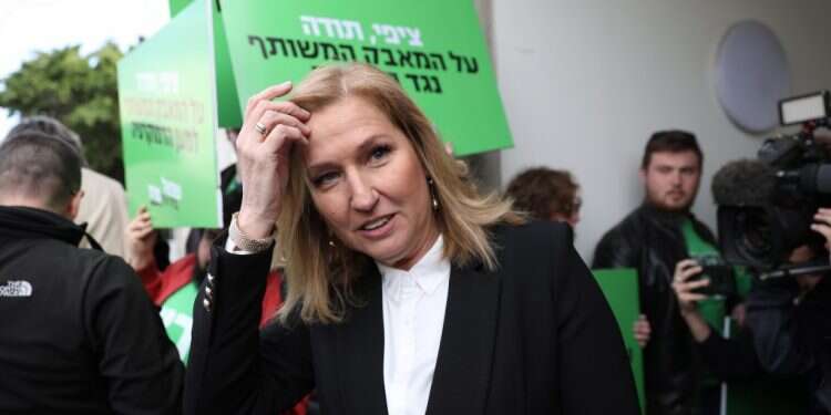 לבני לאחר ההודעה על פרישתה. צילום: EPA צילום: EPA