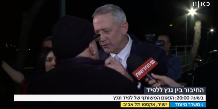 המפגש הלא נעים בין גנץ ליוסף. צילום: צילום מסך כאן 11 צילום: צילום מסך כאן 11