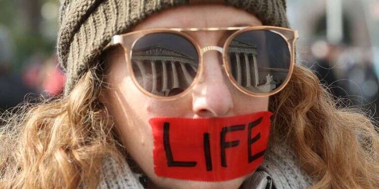 מפגינה אמריקנית נגד הפלות עומדת מול בית המשפט העליון. צילום: גטי אימג'ס צילום: גטי אימג'ס