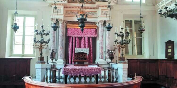 פעיל ברציפות למעלה מארבע מאות שנה. בית הכנסת בפיזה אבני ירושלים בלב איטליה