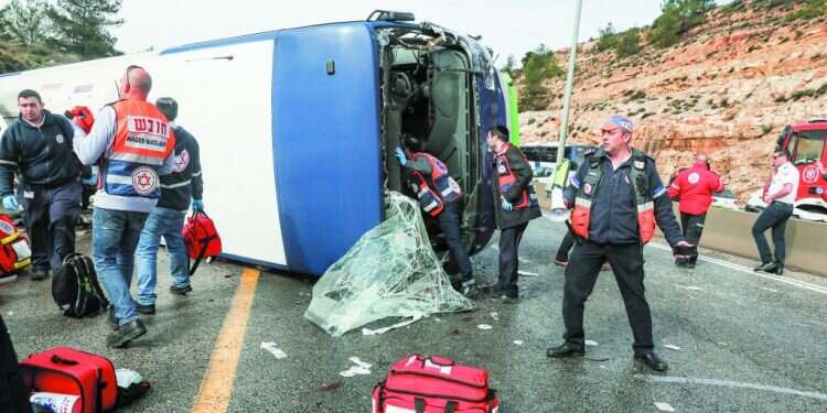 זירת התהפכות האוטובוס ליד בית חורון. צילום: מרים צחי צילום: מרים צחי