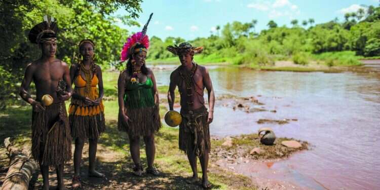 תושבים מקומיים ליד גדות הסאו פרנסיסקו. צילום: AFP צילום: AFP