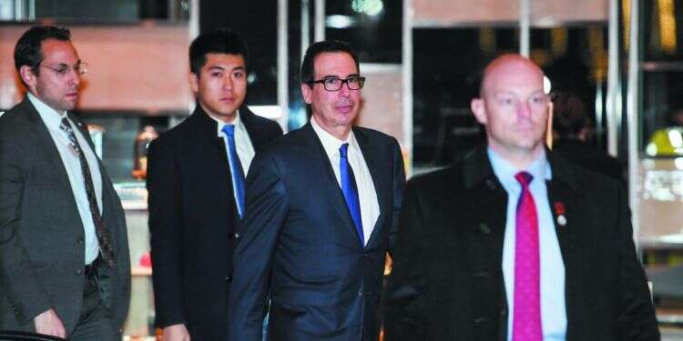 שר האוצר האמריקני סטיב מנוצ'ין בבייג'ינג. צילום: AFP צילום: AFP