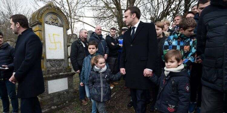 נשיא צרפת מקרון בביקור בבית עלמין יהודי שחולל. צילום: AFP צילום: AFP