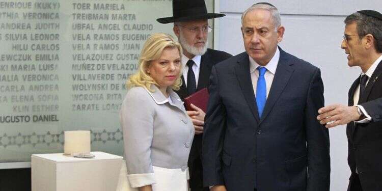 הרב גבריאל דוידוביץ עם בני הזוג נתניהו בארגנטינה. צילום: AP צילום: AP