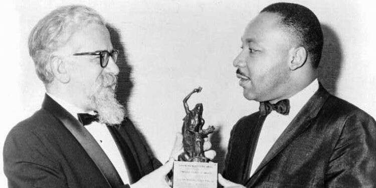 גילוי הרלוונטיות של התובנות האתיות האדירות של המורשת שלנו. הרב פרופ' אברהם יהושע השל מעניק את פרס היהדות והשלום לד צילום: אוסף ספריית הקונגרס