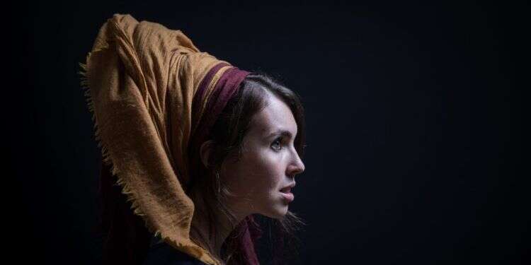 המטפחת הגדולה באה דווקא להדגיש את הנשיות ולא רק לכסות. מתוך הפרויקט 'האישה היפה הגיעה'. צילום: הדס פרוש, פלאש 90 צילום: הדס פרוש, פלאש 90