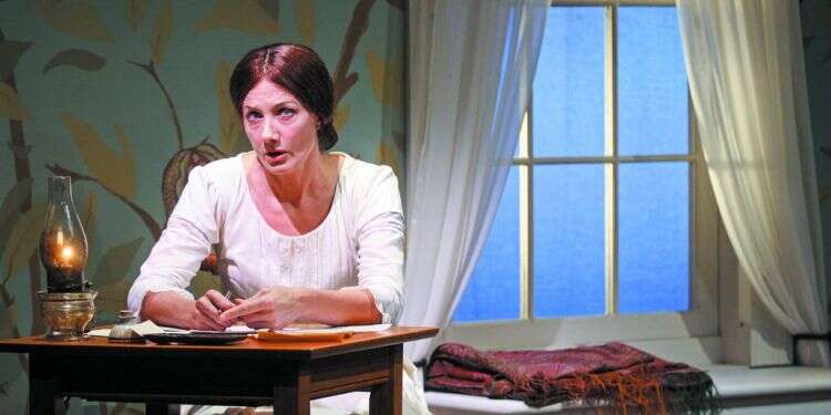 ג'ולי ריצ'רדסון משחקת את דמותה של אמילי דיקינסון בהצגה  צילום: גטי אימג'ס