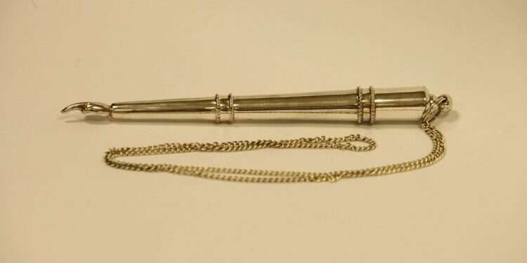 אצבע לספר תורה. צילום: יצחק הררי, ארכיון הכנסת צילום: יצחק הררי, ארכיון הכנסת