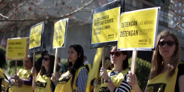 הפגנה של ארגון אמנסטי נגד מכירת נשק אמריקני לישראל. צילום: רויטרס צילום: רויטרס