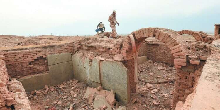 חיילים עיראקים באתר נמרוד לאחר שחרורו. צילום: רויטרס
 צילום: רויטרס