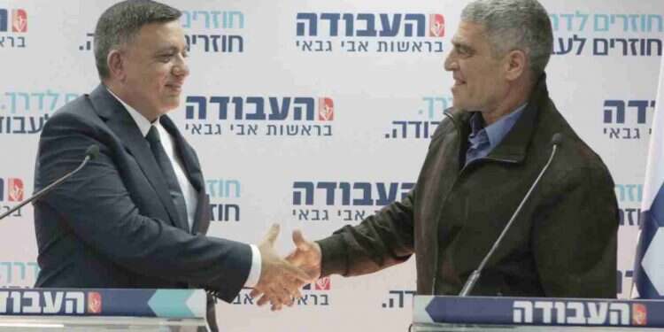 רוסו וגבאי עם ההכרזה על הצטרפותו למפלגת העבודה. צילום: רענן כהן מוריד הטל: האלוף רוסו הביא למפלגת העבודה גשמי ברכה וצינון קל