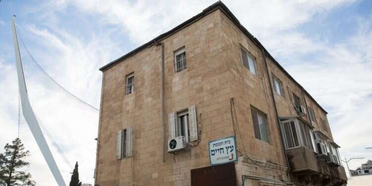 אחד מהבתים שבבעלות ההקדש, סמוך לגשר המיתרים בכניסה לירושלים. צילום: נעם ריבקין פנטון - פלאש 90 צילום: נעם ריבקין פנטון - פלאש 90