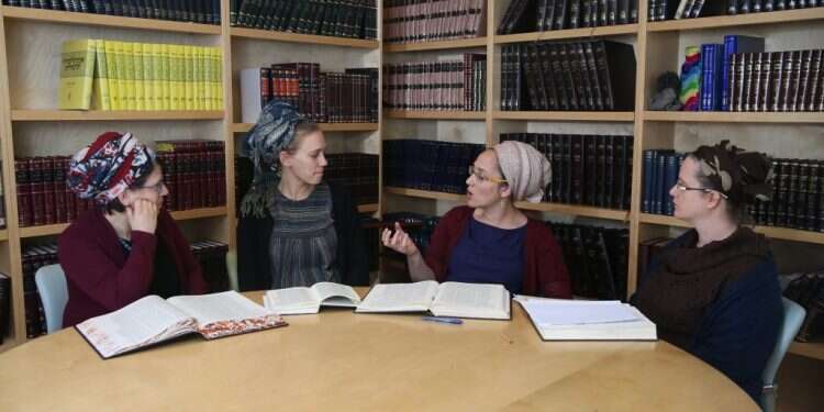 מימין לשמאל: הרבנית יעל שמעוני, חווה גודינגר (דרייפוס), נחמה פורת ונעה וקסלר־עובדיה. צילום: מרים צחי צילום: מרים צחי