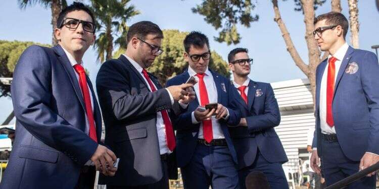 אורן חזן בגני התערוכה. צילום: אבישג שאר-ישוב צילום: אבישג שאר-ישוב