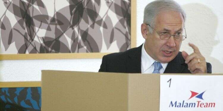 נתניהו מצביע בפריימריז הממוחשבים בליכוד ב2008. צילום: מרים צחי צילום: מרים צחי