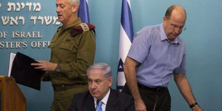 נתניהו, גנץ ויעלון במסיבת העיתונאים לסיכום מבצע צוק איתן. צילום: יונתן זינדל, פלאש 90 צילום: יונתן זינדל, פלאש 90