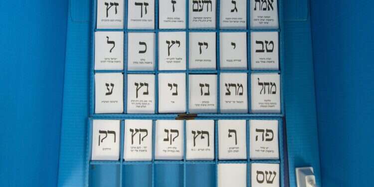 פתקי הצבעה בבחירות 2015. צילום: EPA צילום: EPA