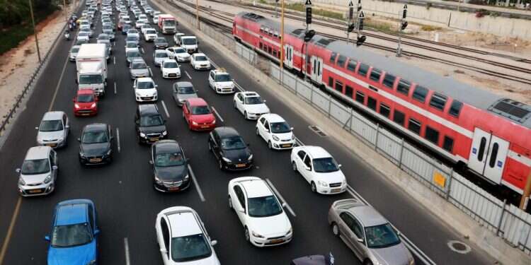 צפיפות שהולכת לחצות את רף היעילות. פקקים באיילון. צילום: אמיר מאירי צילום: אמיר מאירי