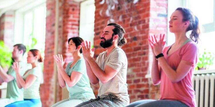 קורס יוגה. צילום: שאטרסטוק צילום: שאטרסטוק