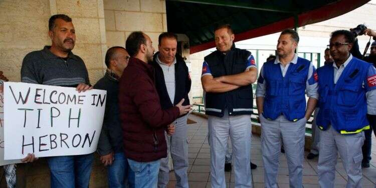 הפלסטינים מברכים את פעילי TIPH. צילום: AFP צילום: AFP