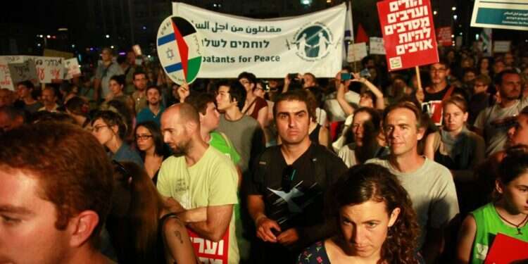 הפגנה משותפת של ימין ושמאל. צילום: אמיר מאירי צילום: אמיר מאירי