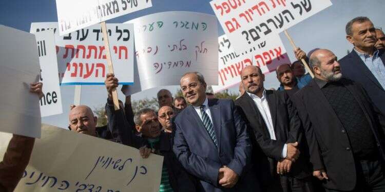 חברי הרשימה המשותפת בהפגנת ועד ראשי הרשויות המקומיות הערביות מול הכנסת. צילום: יונתן זינדל פלאש 90 צילום: יונתן זינדל פלאש 90