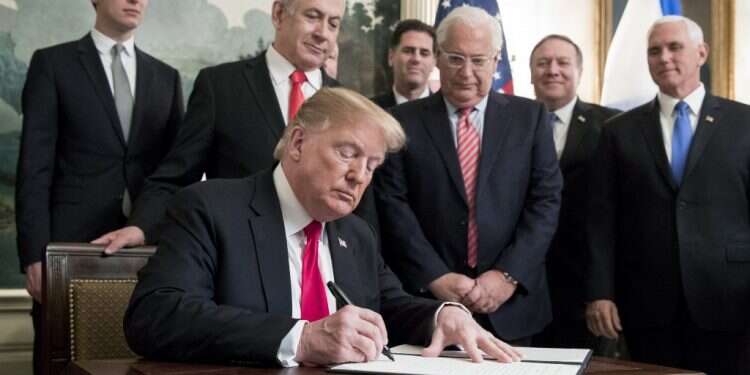 טראמפ חותם על ההכרה האמריקנית בגולן, השבוע. צילום: EPA צילום: EPA