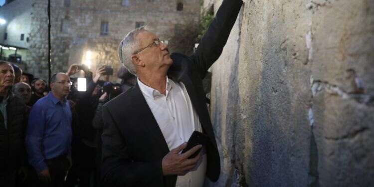 גם בכחול לבן מגייסים אלפי מתנדבים. בני גנץ בכותל, אתמול. צילום: EPA צילום: EPA