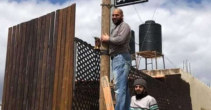 התקנת שלט הרחוב החדש רחוב ראשי נקרא על שמו של מחבל שרצח שני ישראלים