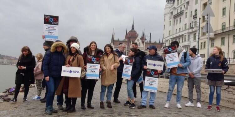 עצרת המחאה נגד האנטישמיות סמוך לאנדרטת הנעליים על שפת הדנובה, בבודפשט, הונגריה. צילום: באדיבות ההסתדרות הציונית העולמית צילום: באדיבות ההסתדרות הציונית העולמית