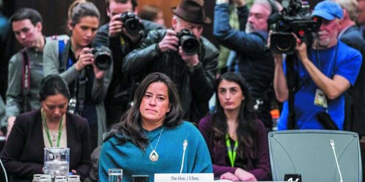 השרה לשעבר בעדותה בפרלמנט. צילום: AFP צילום: AFP