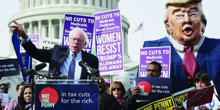 המתמודד הדמוקרטי לנשיאות ברני סנדרס בהפגנה נגד טראמפ, בנובמבר 2017. צילום: איי.אף.פי צילום: איי.אף.פי