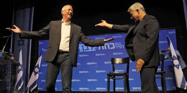 ראשי כחול לבן בני גנץ ויאיר לפיד בכנס בחירות בבאר שבע. צילום: AFP צילום: AFP