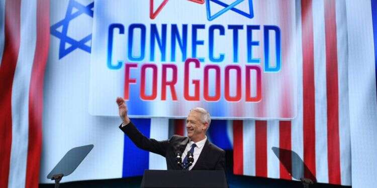 גנץ נואם בכנס איפא צילום: AFP