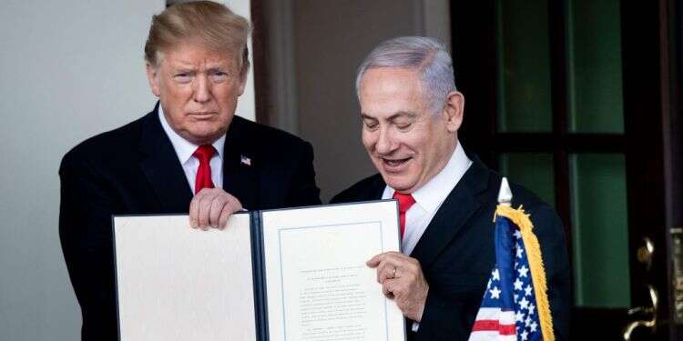 נתניהו וטראמפ בטקס החתימה על הכרה אמריקנית בריבונות ישראלית ברמת הגולן. צילום: AFP צילום: AFP