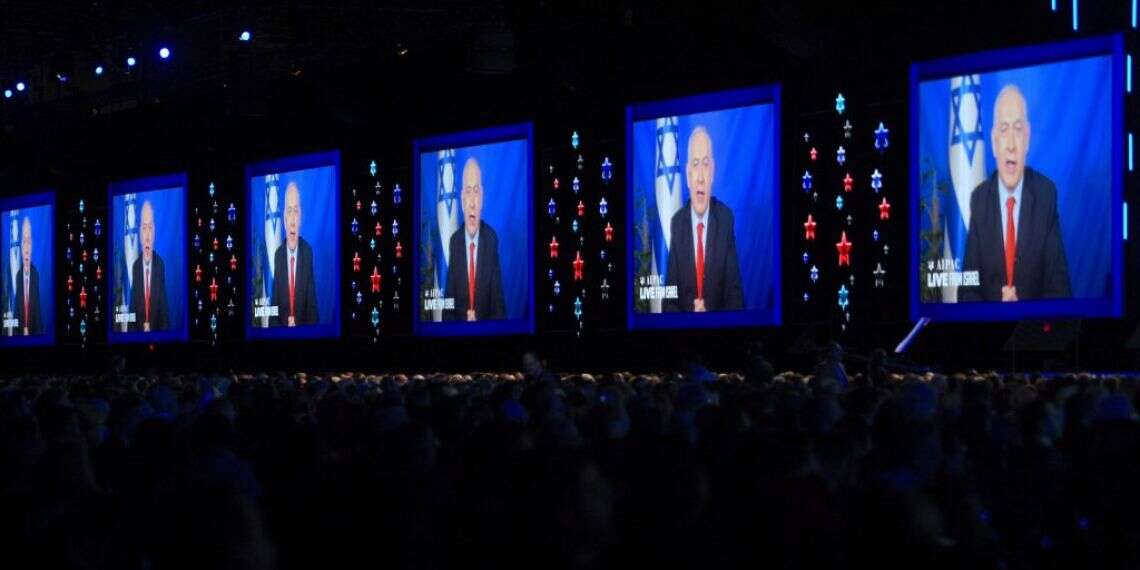 שידור נאומו של ראש הממשלה בוועידת איפא צילום: AFP