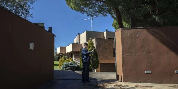 שגרירות צפון קוריאה במדריד לאחר הפשיטה. צילום: AP צילום: AP