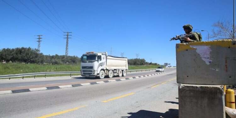 בטונדות בזירת הפיגוע בצומת אריאל. צילום: מרים צחי צילום: מרים צחי