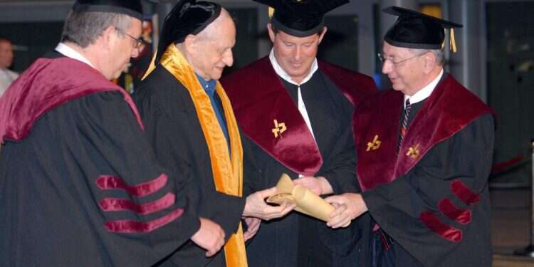 הגאולה באמצעות היצירה האמנותית. אהרן מגד (שני משמאל) בטקס קבלת תואר דוקטור לשם כבוד מאוניברסיטת בר אילן, 2008. צילום: משה מילנר, לע צילום: משה מילנר, לע"מ