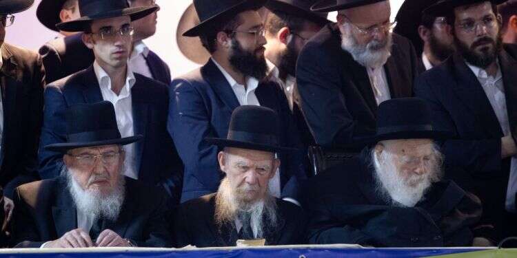 הרב חיים קניבסקי, הרב גרשון אדלשטיין והרב ברוך מרדכי אזרחי בעצרת תמיכה של 'דגל התורה' במשה ליאון, 2018. צילום: אהרן קרון/פלאש 90 צילום: אהרן קרון/פלאש 90