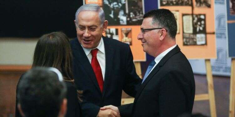 המטרה מקדשת את האמצעים ומאפשרת חיבוקים חמים בין אויבים מרים. סער ונתניהו. צילום: יונתן זינדל, פלאש 90 צילום: יונתן זינדל, פלאש 90