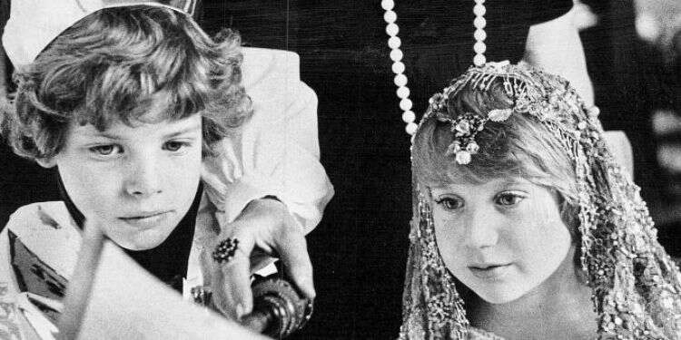 מתעקשים לנעוץ את זכרם בלוח ההיסטורי-תרבותי של הדורות
הבאים.
קריאת מגילה בדנוור, ארה צילום: גטי אימג'ס