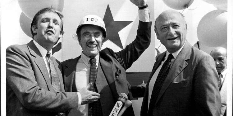 משמאל לימין: דונלד טראמפ, אביו פרד, וראש עיריית ניו־יורק לשעבר אד קוץ' בראשית שנות השמונים. צילום: גטי אימג'ס צילום: גטי אימג'ס