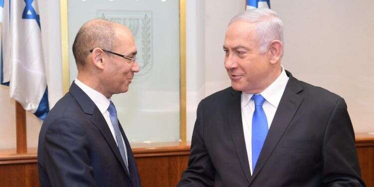 פרופ' ירון מעביר לנתניהו את דו צילום: עמוס בן גרשום לע"מ