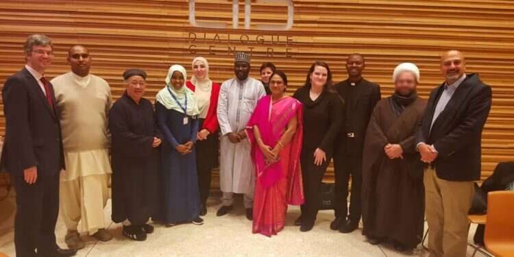 דיאלוג עם מנהיגים דתיים משבע דתות ותרבויות שונות. משתתפי הכנס
הבין-דתי בווינה עלינו מוטלת האחריות לשיח בין־דתי