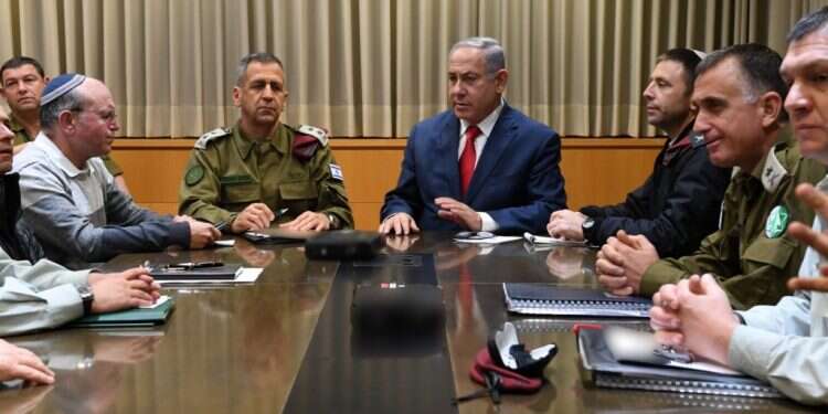 הערכת מצב אמש בקריה עם רה צילום: אריאל חרמוני, משרד הביטחון