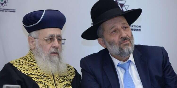 יו''ר ש''ס אריה דרעי והרב הראשי הספרדי יצחק יוסף באירוע ההסתדרות העולמית. צילום: סרג' לוי ש"ס מציגה: סרטון תעמולה בכיכוב הרב הראשי