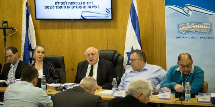 מרץ 2020: ועדת הבחירות המרכזית, בראשות השופט חנן מלצר. צילום: נועם ריבקין פנטון, פלאש 90 צילום: נועם ריבקין פנטון, פלאש 90